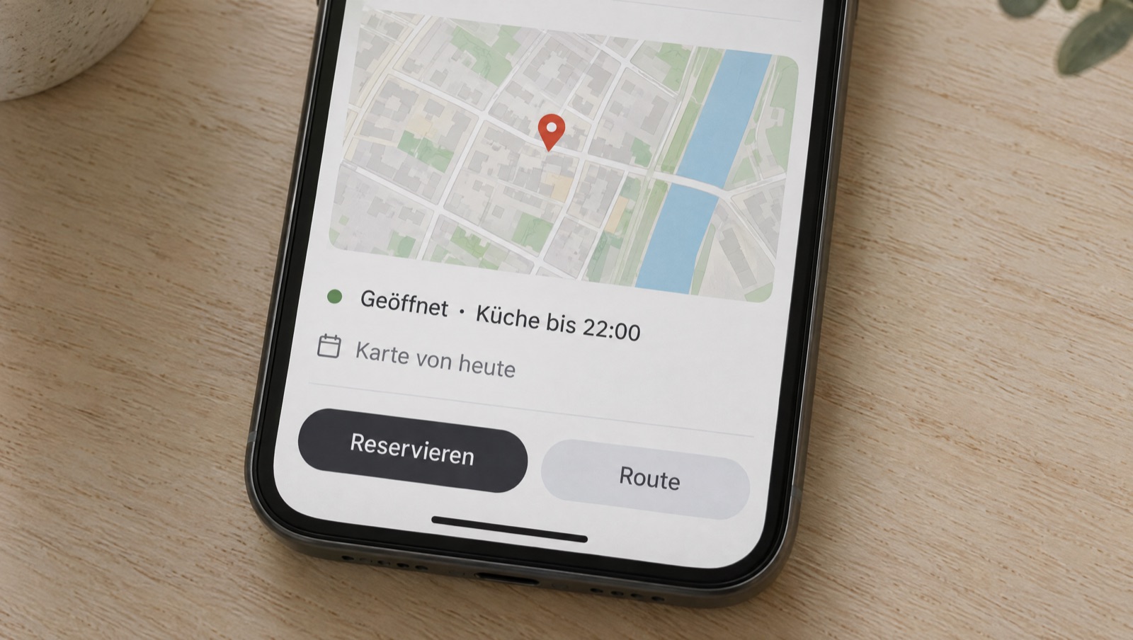 Restaurant-Eintrag in einer Karten-App auf dem Telefon, mit Knopf zum Reservieren